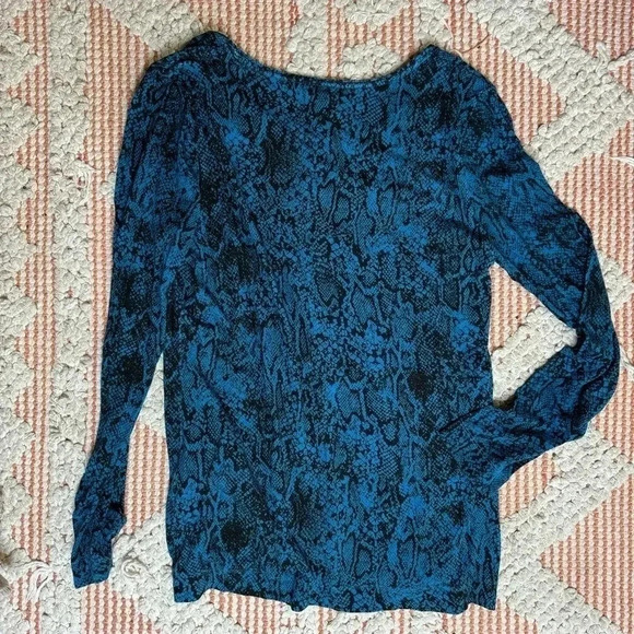 Snake print blue long sleeve top - Picture 3 of 3
